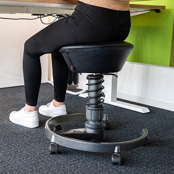 De Swopper kunstleer met verstelbare hoogte en ergonomische functies voor een gezonde werkplek