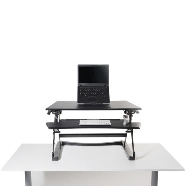 De Adjustable Sit Stand Desk Riser in gebruik met een laptop, perfect voor dynamisch werken en het verbeteren van de werkhouding.