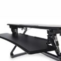 Close-up van de verstelbare hoogte-instelling van de Adjustable Sit Stand Desk Riser, voor ergonomisch werken.